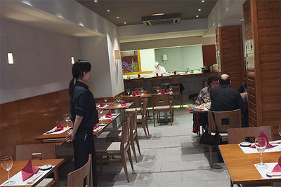 Hiroo Miki propone en su nuevo local madrileño platos como el   sushi miyama   (en la foto pequeña)  .  