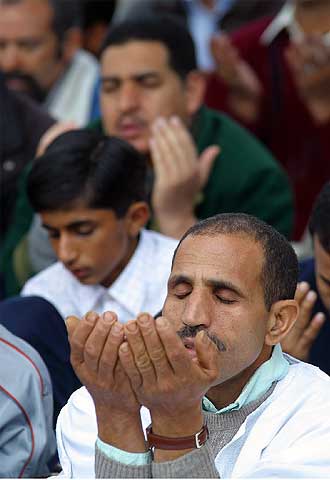 Musulmanes, ayer, rezan en el parque de las Almadrabillas.