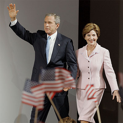 Bush con su esposa Laura, tras conocer la victoria electoral.