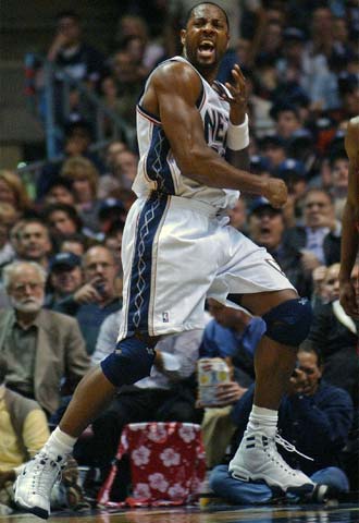 Mourning celebra una canasta conseguida por los Nets.