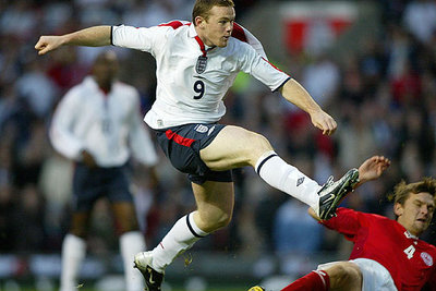 Rooney marca un gol a Dinamarca en un amistoso de 2003.