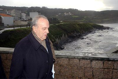 Manuel Fraga, en una playa de A Coruña días después de la catástrofe del  Prestige.  