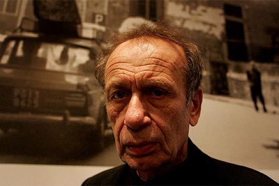 Vito Acconci, ayer en el Macba, ante una fotografía de la acción  Gang-Gang. 