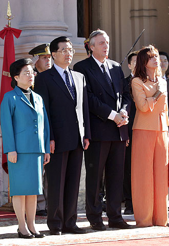 Jintao y Kichner escuchan junto a sus esposas los himnos de sus países.