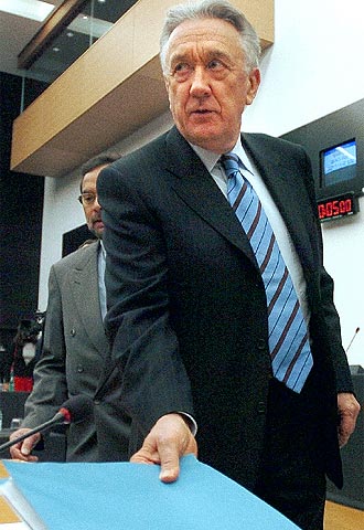 El comisario de Fiscalidad, Lázsló Kovács, llega al Parlamento Europeo.