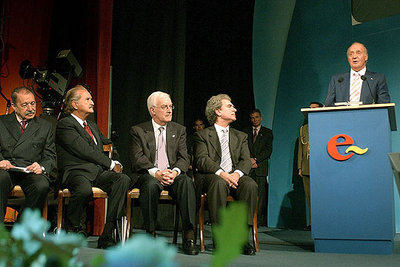 El rey Juan Carlos pronuncia su discurso de inauguración del Congreso de Rosario, en presencia de Héctor Tizón, Carlos Fuentes, Víctor García de la Concha y César Antonio Molina (de izquierda a derecha).