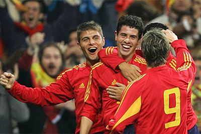 Del Horno (en el centro), autor del gol, es felicitado por Joaquín (izquierda) y Torres, de espaldas.