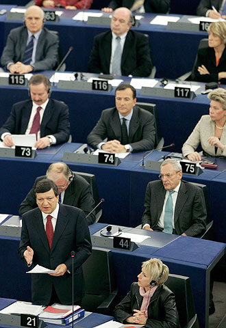 Durão Barroso interviene en el debate de ayer en la Eurocámara.