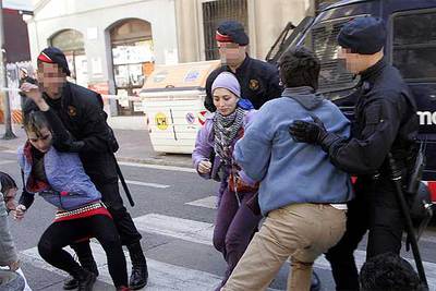 La piqueta arruina la cosecha de L'Hortet, un edificio 'okupado' de L'Hospitalet