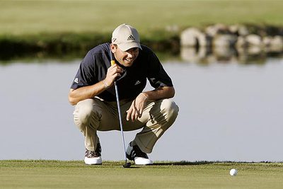 Sergio García observa la bola antes de ejecutar un golpe en la jornada de ayer de la Copa del Mundo.