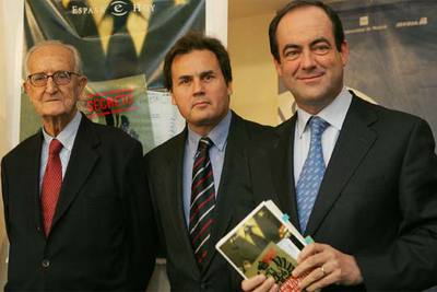 El teniente general José María Sáenz de Tejada, Francisco Medina (autor de  Memoria oculta del Ejército)  y José Bono, durante la presentación del libro en el Círculo de Bellas Artes.