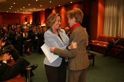 Trinidad Jiménez y la vicepresidenta María Teresa Fernández de la Vega, en el Club Siglo XXI de Madrid.