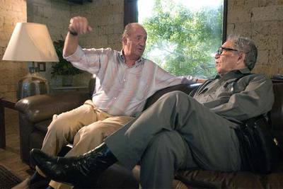 El rey Juan Carlos conversa con el Nobel de Literatura Gabriel García Márquez en la casa de Huéspedes Ilustres de Cartagena de Indias.