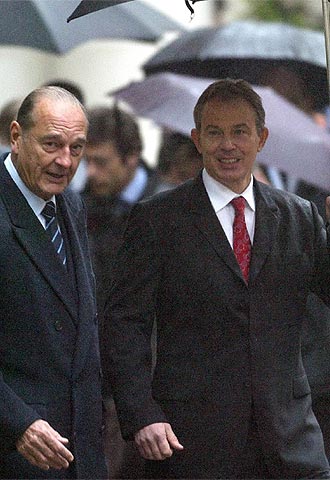 Jacques Chirac (izquierda) y Tony Blair, ayer en Londres.