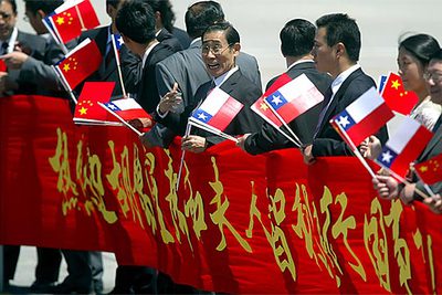 Residentes chinos en Chile dan la bienvenida al presidente Hu Jintao a su llegada a Santiago procedente de Buenos Aires.