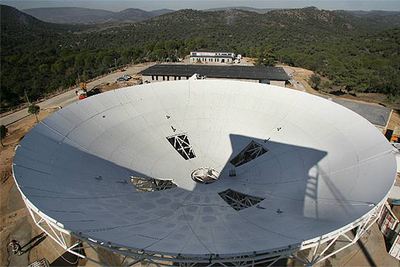 La nueva antena europea de comunicaciones espaciales (35 metros de diámetro) está lista para ser colocada en su torre en Cebreros.