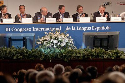 De izquierda a derecha, Alfredo Bryce Echenique, Francisco de Bergia, Julio María Sanguinetti, José Claudio Escribano, Juan Luis Cebrián, Federico Reyes Heroles y Roberto Fontanarrosa . 
