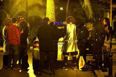 La policía identifica a unos jóvenes que consumían alcohol en la plaza de La Legión Española de Valencia en la madrugada de ayer.