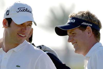 Los ingleses Paul Casey (a la izquierda) y Luke Donald, felices por su liderato.
