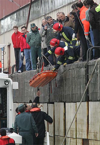 Llegada de los cuerpos de los marineros al puerto de Santoña.