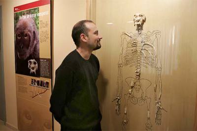 Pere Barbado, alcalde de Hostalets de Pierola, en la exposición sobre Pau en el pueblo.