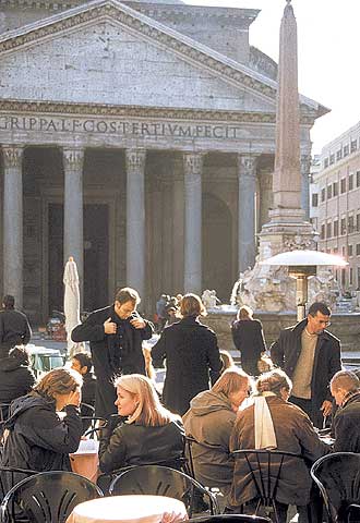 Café en la plaza romana del Panteón, monumento construido alrededor del año 125 por Adriano.