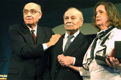 José Saramago, a la izquierda, Ernesto Sábato y Elvira González, su compañera, al finalizar el homenaje al escritor argentinornrn.