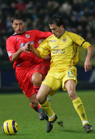 Tristán pelea un balón con Javi Venta.