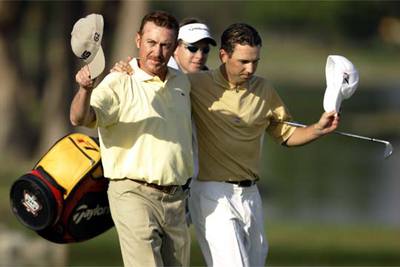 Miguel Ángel Jiménez y Sergio García saludan a los aficionados.