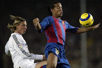 Ronaldinho se anticipa a Guti en una jugada.