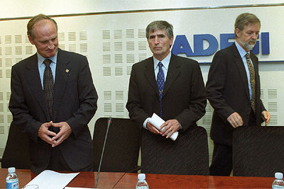 Román Sodupe, presidente de la Diputación de Guipúzcoa; José María Alkorta, empresario, y José Ramón Beloki, entonces diputado de Economía, en julio de 2000.