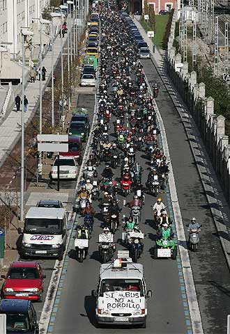 Marcha motorista contra los bordillos