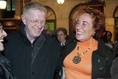 Antonia Arranz, junto al director teatral Luis Olmos, en el homenaje que le ofrecieron en plena calle.