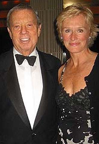 Cy Coleman, con Gleen Close el 15 de noviembre de 2004.