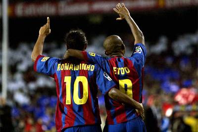 Ronaldinho y Eto'o, abrazados, se despiden del público tras la victoria del Barça sobre el Real Madrid.