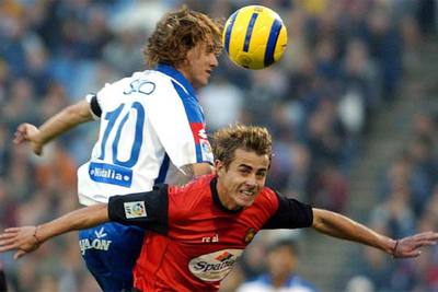 Savio cabecea pese a la oposición de Farinós.