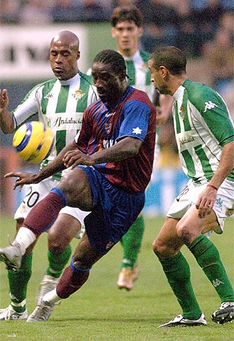 Ettien, rodeado de contrarios.