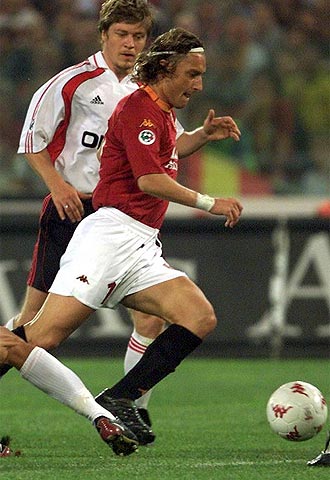 Totti se escapa con la pelota.