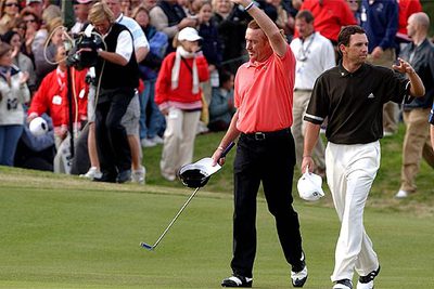 Miguel Ángel Jiménez, brazo arriba, y Sergio García agradecen la ovación de los aficionados.