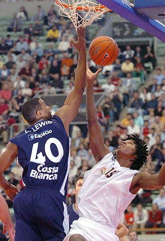 Larry Lewis y Gelabale, bajo el aro.