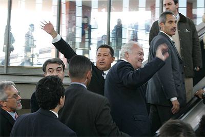 Tumultuoso recibimiento a Chávez en Atocha