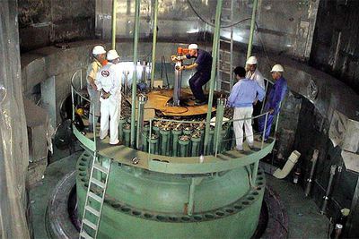 Técnicos iraníes trabajan en una planta nuclear en el suroeste de Teherán.