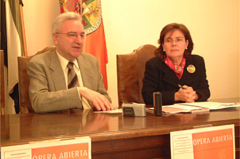 El representante del Liceo, Juan Ángel Vela y la  vicerrectora de Extensión Universitaria, Pilar Mogollón