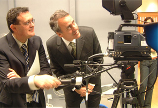 El director general de Comunicación de la Junta de Extremadura, Antonio Blázquez, y el vicerrector de Coordinación, Segundo Píriz.