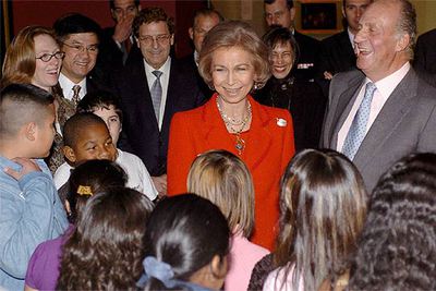 Los Reyes conversan con un grupo de estudiantes durante la visita a la exposición  España en la era de los descubrimientos .