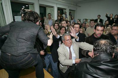 Partidarios de Zaplana y de Camps se enfrentan durante una reunión de compromisarios en Elche.