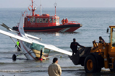 Una avioneta acaba en las aguas de la playa de Benicàssim