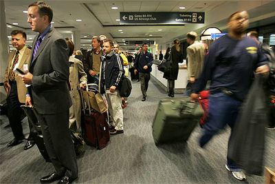 Movimiento de viajeros en el aeropuerto de Boston en el puente de Acción de Gracias.