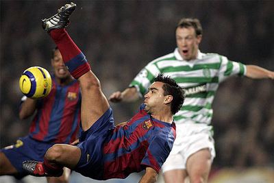 Xavi intenta un complicado remate en tijera.