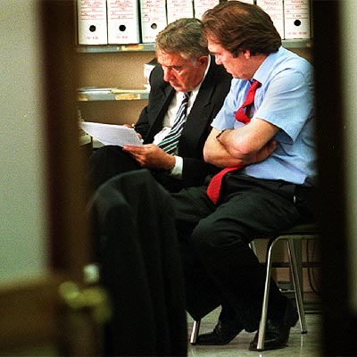 Juan Maeso, a la izquierda, lee su declaración tras comparecer en el juzgado en 2001.